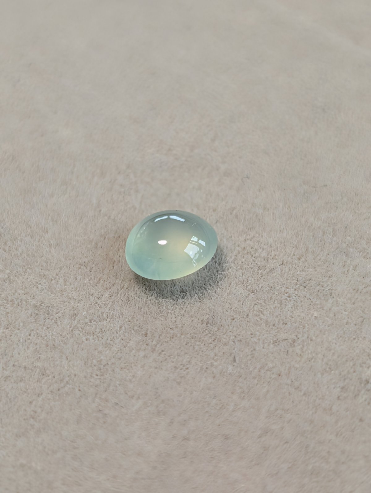 淡い緑の翡翠 0.577ct 5.46×5.21mm オーバル カボション ルース