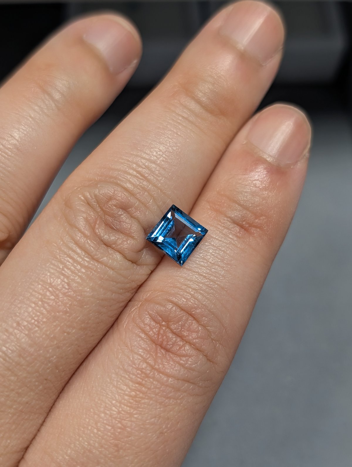 ロンドン ブルー トパーズ 7mm スクエアカット ルース | 鈴木屋byJOA STORE