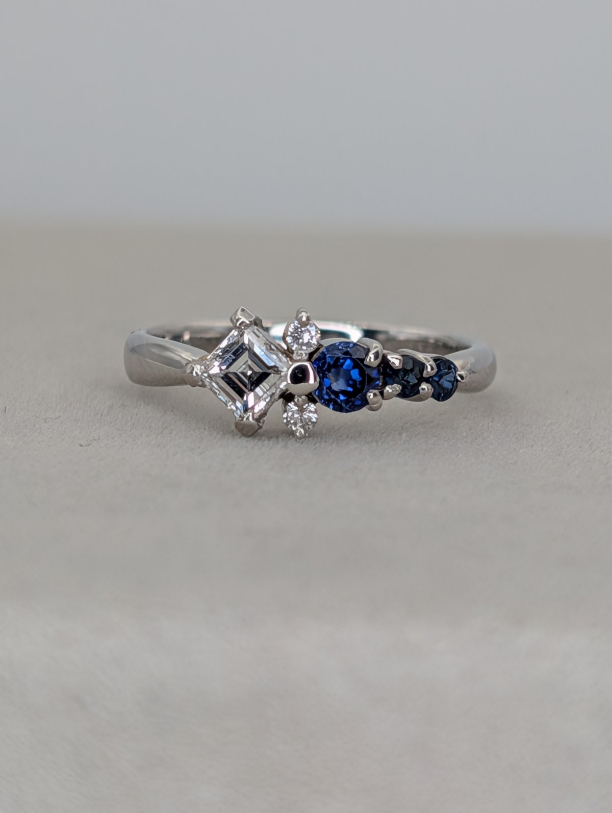 PT900 ダイヤモンド 0.40ct サファイア 0.31ct 鍛造手造り ピンキー 