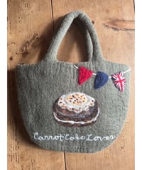 【作家Michelleさんの限定バッグ】キャロットケーキの羊毛フェルト刺繍のバッグ