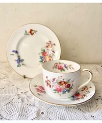 【コールポート】バラや水仙、朝顔などの可愛らしいお花がデザインされたトリオ　1960年以降