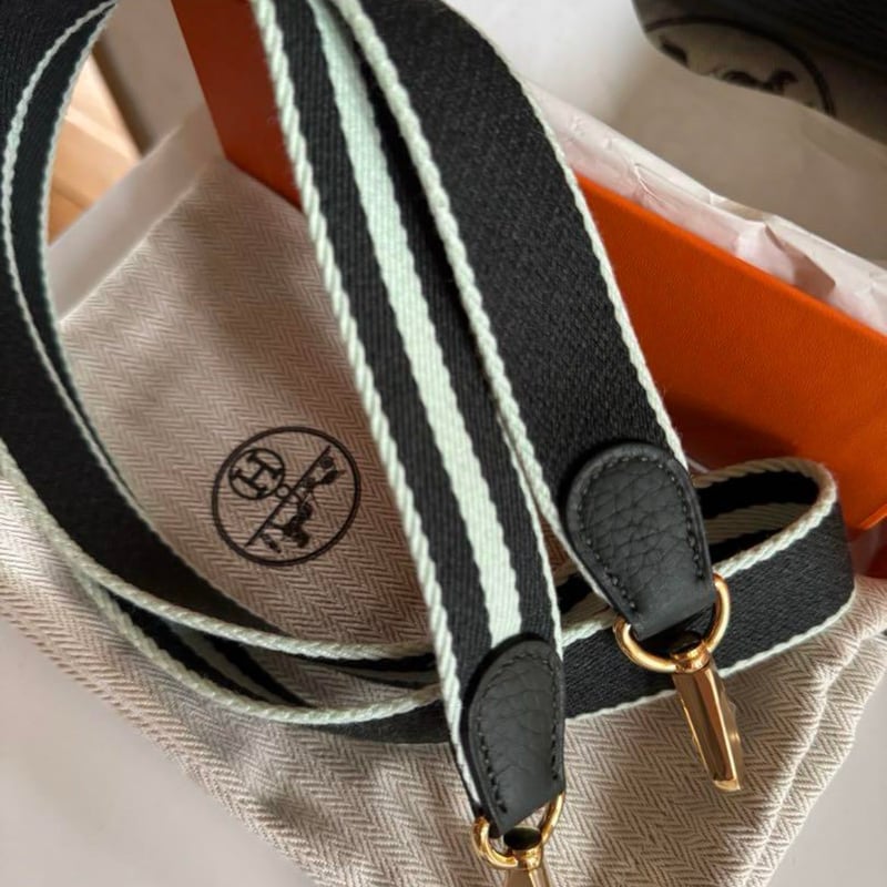 MELエルメス　エブリンtpm アマゾーヌ16 トレンチ Hermès Evelyne TPM 16 Trench Clemence Amazone Strap | JANEFINDS