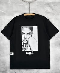 ROSÉ VINTAGE [TEE-BLACK] Girl-1