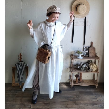 【Ecru White × kinari 】Piping Linen apron onepiece モノグラム刺繍エクリュホワイト×キナリ パイピングエプロンワンピース モノグラム刺繍ポケット