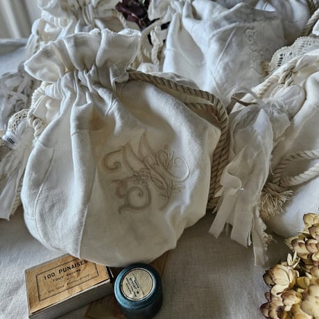 《即納》【Ecru White】モノグラム刺繍マシュマロバッグ エクリュホワイト embroidery mashumallow bag pouch マシュマロ巾着 マシュマロポーチ