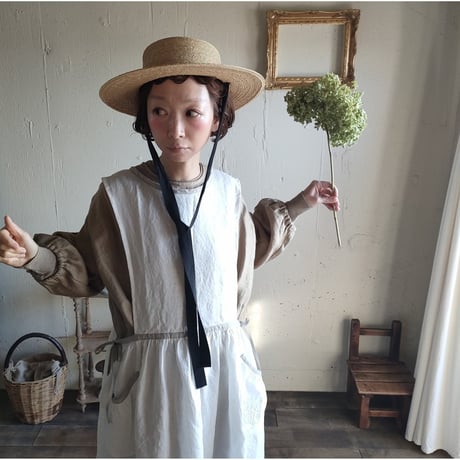 【Ecru White × kinari 】Piping Linen apron onepiece モノグラム刺繍エクリュホワイト×キナリ パイピングエプロンワンピース モノグラム刺繍ポケット