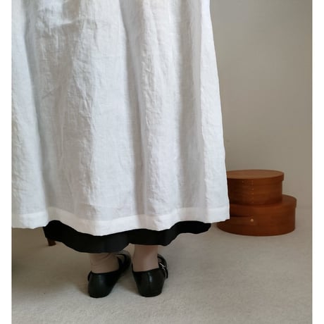 【Ecru White × kinari 】Piping Linen apron onepiece モノグラム刺繍エクリュホワイト×キナリ パイピングエプロンワンピース モノグラム刺繍ポケット