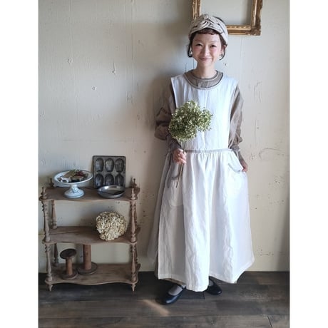 【Ecru White × kinari 】Piping Linen apron onepiece モノグラム刺繍エクリュホワイト×キナリ パイピングエプロンワンピース モノグラム刺繍ポケット