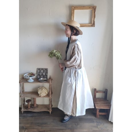 【Ecru White × kinari 】Piping Linen apron onepiece モノグラム刺繍エクリュホワイト×キナリ パイピングエプロンワンピース モノグラム刺繍ポケット
