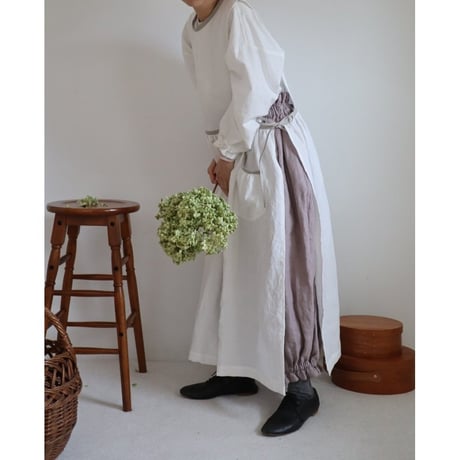 【Ecru White × kinari 】Piping Linen apron onepiece モノグラム刺繍エクリュホワイト×キナリ パイピングエプロンワンピース モノグラム刺繍ポケット
