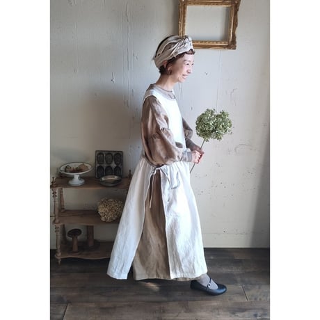 【Ecru White × kinari 】Piping Linen apron onepiece モノグラム刺繍エクリュホワイト×キナリ パイピングエプロンワンピース モノグラム刺繍ポケット