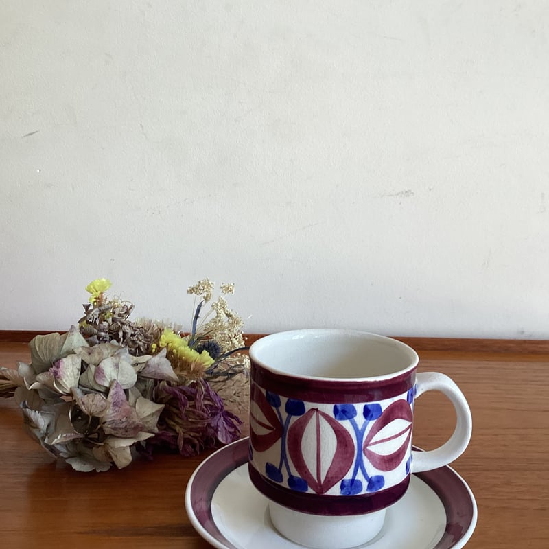 vintage Arthur Wood Handpainted Cups & Saucers/