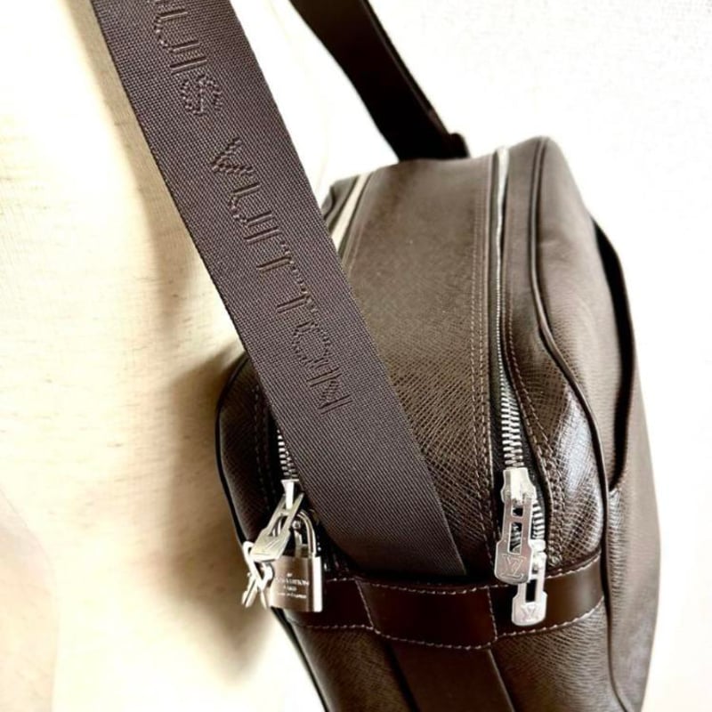 VUITTON タイガ リポーター LOUIS VUITTON ルイヴィトン タイガ リポーター ショルダーバッグ