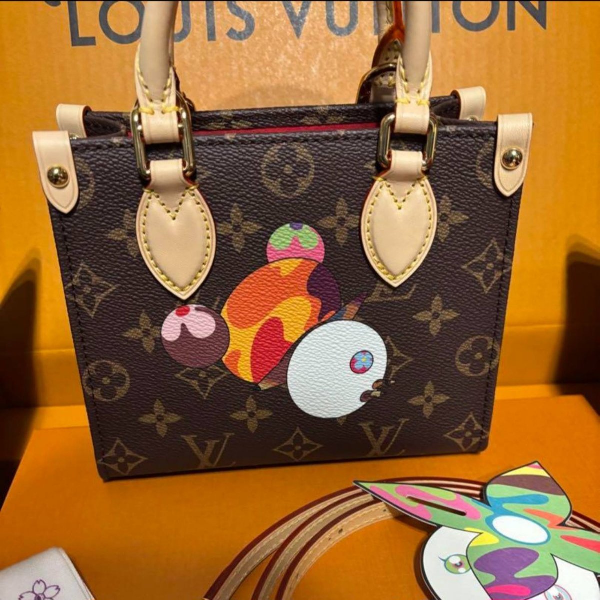 【新品同様・未使用品】ルイヴィトン LOUIS VUITTON モノグラム オンザゴーBB M13668 LV×村上隆/AT250211 ルイヴィトン×村上隆 LV×TM オンザゴーBB M13668の買取価格相場