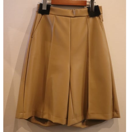 フェイクレザータックショートパンツ