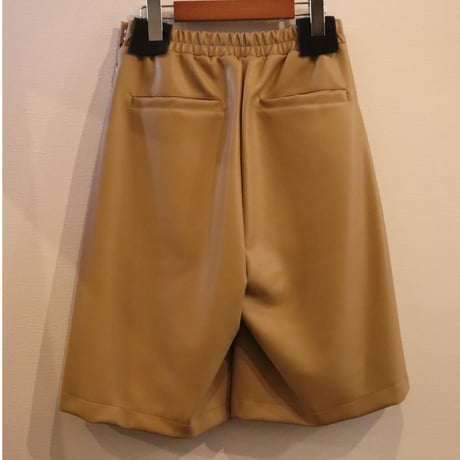 フェイクレザータックショートパンツ