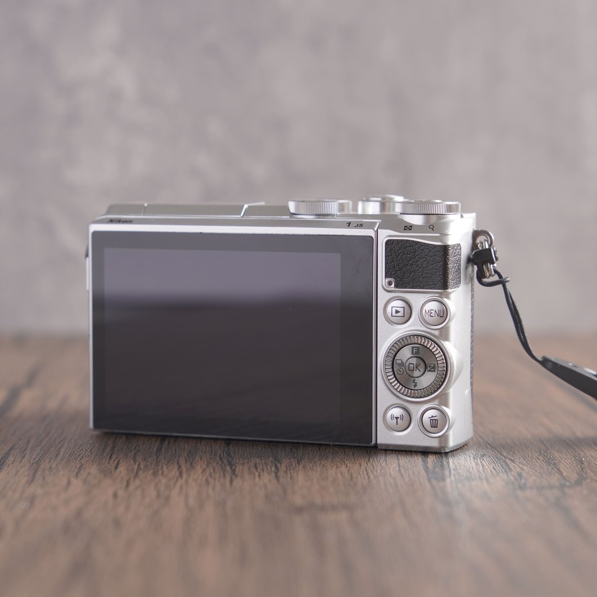 ✨美品✨バッテリー3個✨Wi-Fi転送✨Nikon 1 J5　10317 ✨美品✨バッテリー3個✨Wi-Fi転送✨Nikon 1 J5 10317 ✨美品