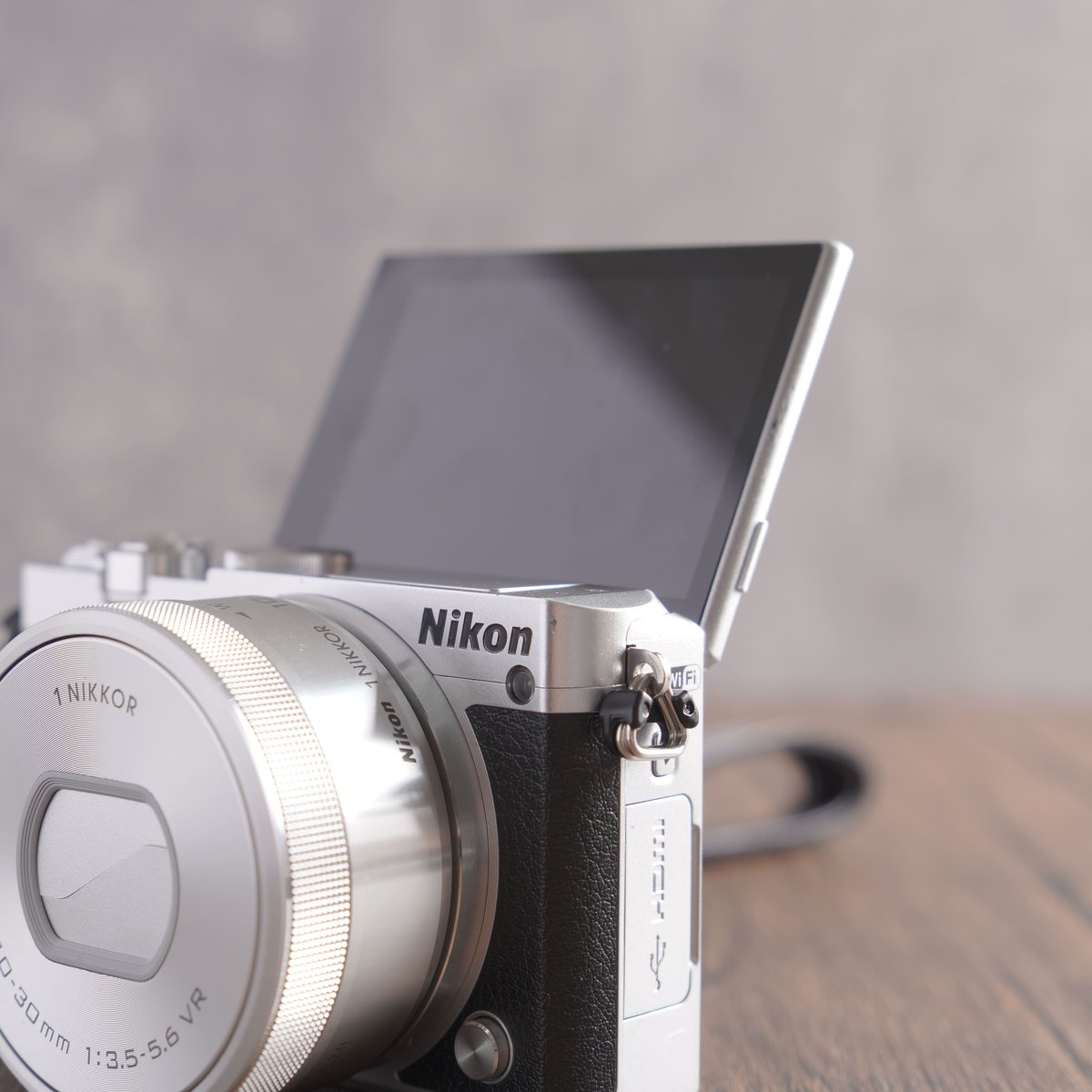 Nikon - ★ WiFi転送＆自撮りもらくらく♪ Nikon 1 J5 シルバー ★ ☆ WiFi転送＆自撮りもらくらく♪ Nikon 1 J5 シルバー ☆