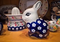 ポーランド食器（ポーリッシュポタリー）　もふもふウサギ　マヌファクトゥラ社『梅小町A』
