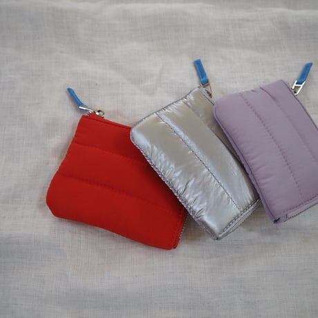 ろみお ④ポーチ Nāʻū Mid Pouch in Sandstone on Black by Coco Ho | ALOHA Collection