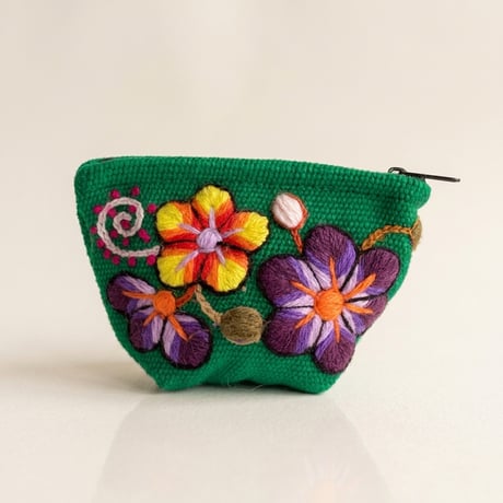 ペルーの伝統的なアヤクーチョ刺繍　アルパカ混紡のクッションカバー（45x45) ペルーの伝統的なアヤクーチョ刺繍 アルパカ混紡のクッションカバー