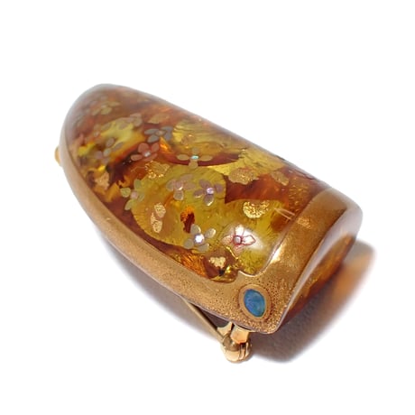 蒔絵ブローチ【花吹雪】琥珀の蒔絵ブローチ｜Maki-e Amber Brooch – Hanafubuki｜松林うるし工房
