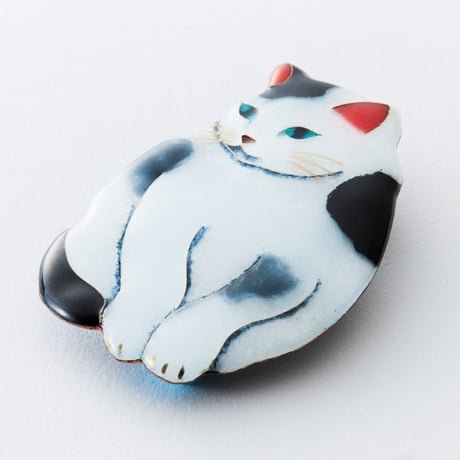 七宝焼ブローチ【白黒ぶちネコ】｜有線七宝のやさしい猫モチーフ