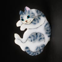 サバトラ白ネコのブローチ｜七宝焼