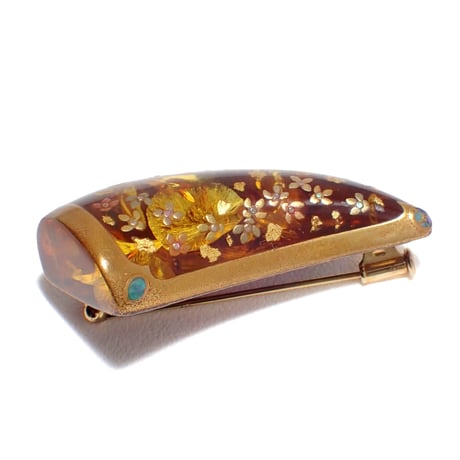 蒔絵ブローチ【花吹雪】琥珀の蒔絵ブローチ｜Maki-e Amber Brooch – Hanafubuki｜松林うるし工房