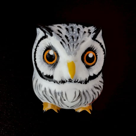 木彫りブローチ｜アフリカオオコノハズク《ラブバード》手彩色｜つぼみ