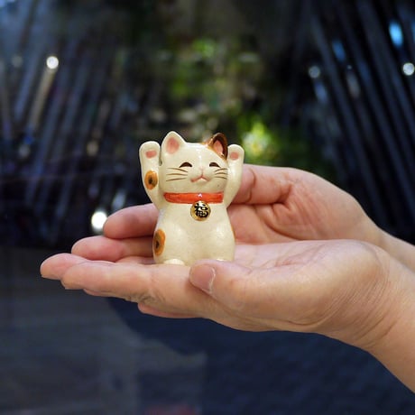 両手招き猫のカードスタンド｜福とご縁を招く瀬戸焼の招き猫
