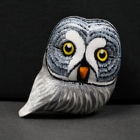 木彫りブローチ｜カラフトフクロウ《ラブバード》手彩色｜つぼみ工房・田中輝顕