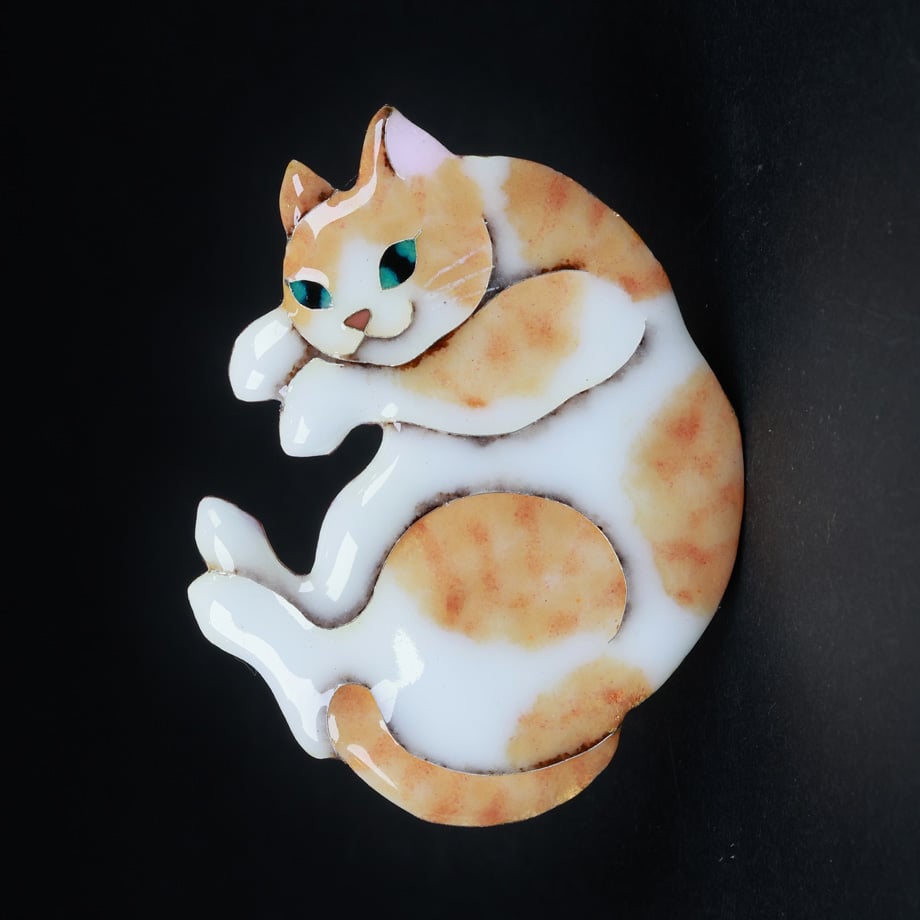 七宝焼ブローチ｜茶トラ白ネコ｜世良恵子作 | Craft OGAWA