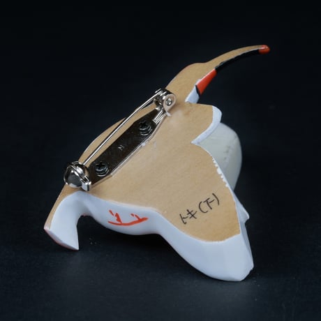 木彫りブローチ｜トキ《ラブバード》手彩色｜つぼみ工房・田中輝顕