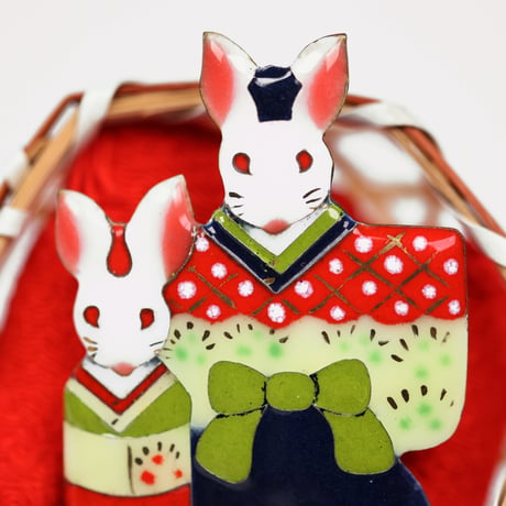 七宝焼ブローチ｜うさぎ雛｜世良恵子作｜和風アクセサリー