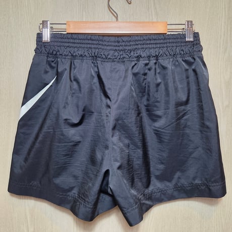 Y784 NIKE　ショートパンツ　レディース