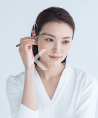 丁寧に眉を整える上品な女性
