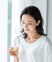 やわらかな微笑みで美容オイルを手に