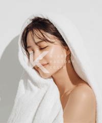 タオルに包まれた潤い肌の女性