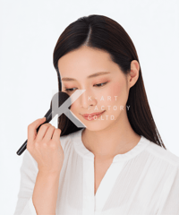 チークをのせる上品で微笑む女性