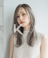 シルバーグレージュのクールロングヘア