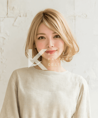 透明感ブロンドの上品ショートボブヘアー