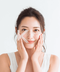 素肌のうるおいを感じる明るい笑顔