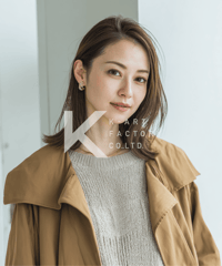 上品さ際立つ外ハネミディレイヤー