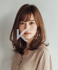 落ち着きと柔らかさを備えた大人レイヤーミディ