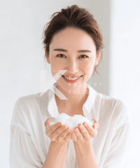 泡を手に持ち笑顔を見せる女性
