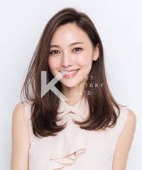 上品なツヤと動きが魅力のナチュラルロング
