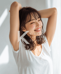 自然光に包まれた爽やかな笑顔の女性