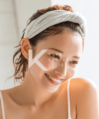 水滴がきらめく笑顔のフレッシュ素肌