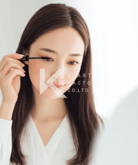 マスカラを丁寧に塗る清楚な女性